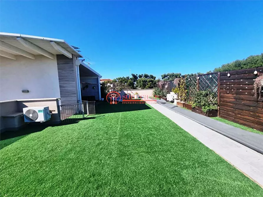 Immagine 29 di Villa in vendita  in Via Malcangi  a Trani