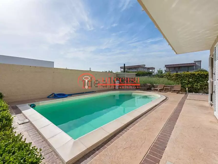 Immagine 4 di Villa in vendita  in via Alberolongo a Trani