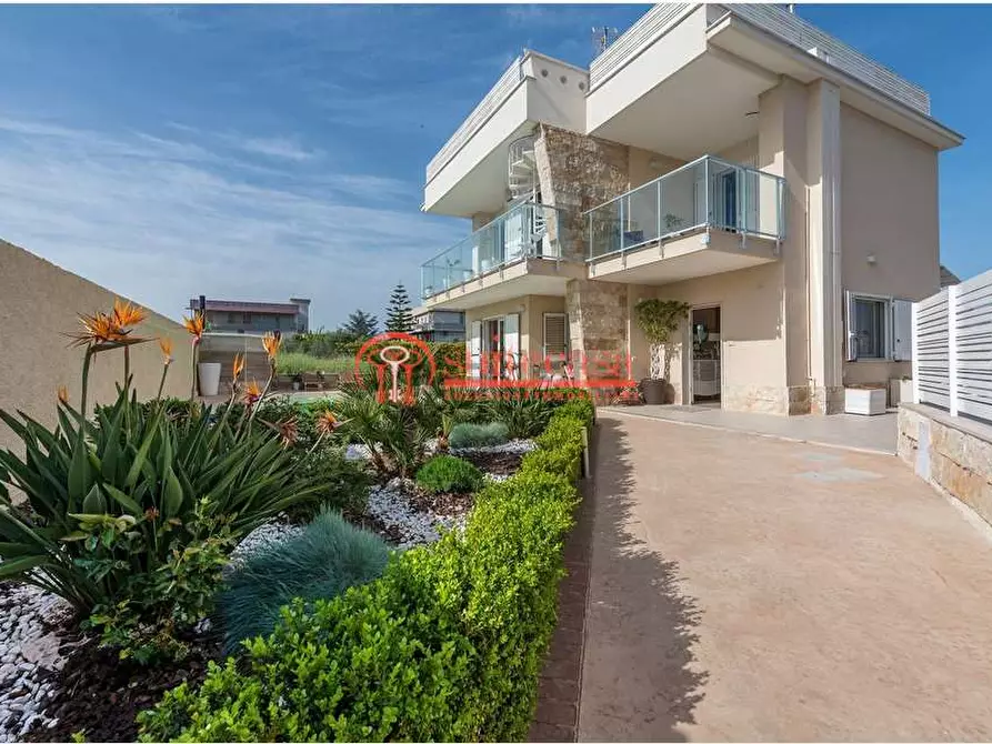 Immagine 1 di Villa in vendita  in via Alberolongo a Trani