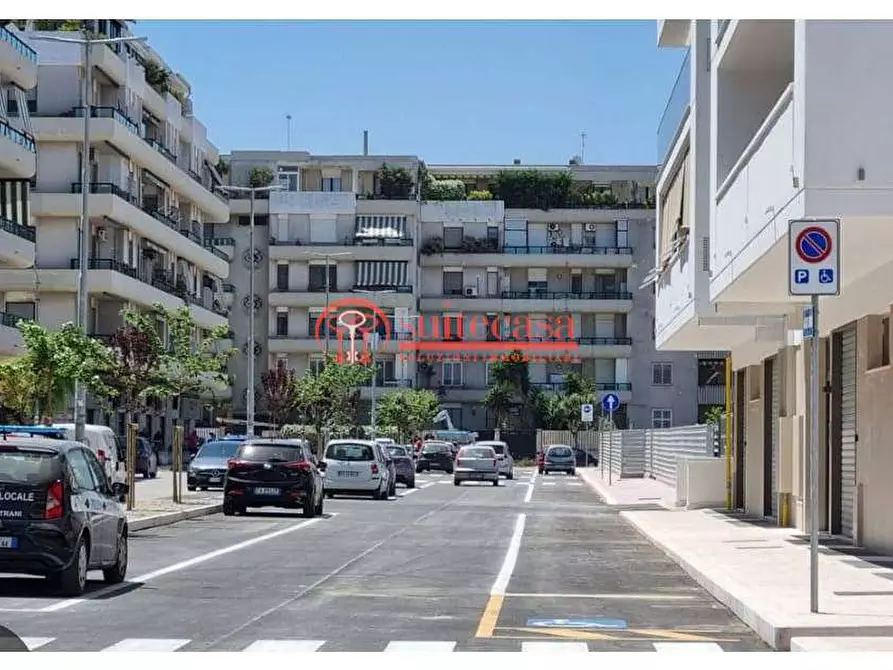 Immagine 2 di Negozio in vendita  in via Bari a Trani
