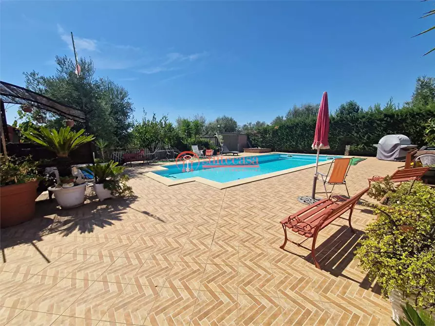 Immagine 1 di Villa in vendita  in contrada Schinosa a Trani