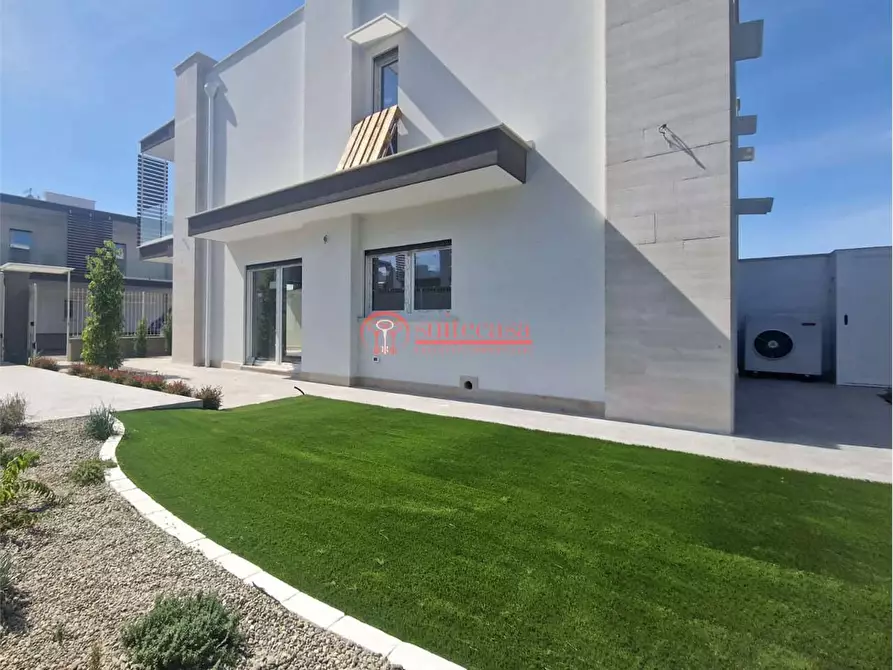 Immagine 2 di Villa in vendita  in via Annibale Maria di Francia a Trani