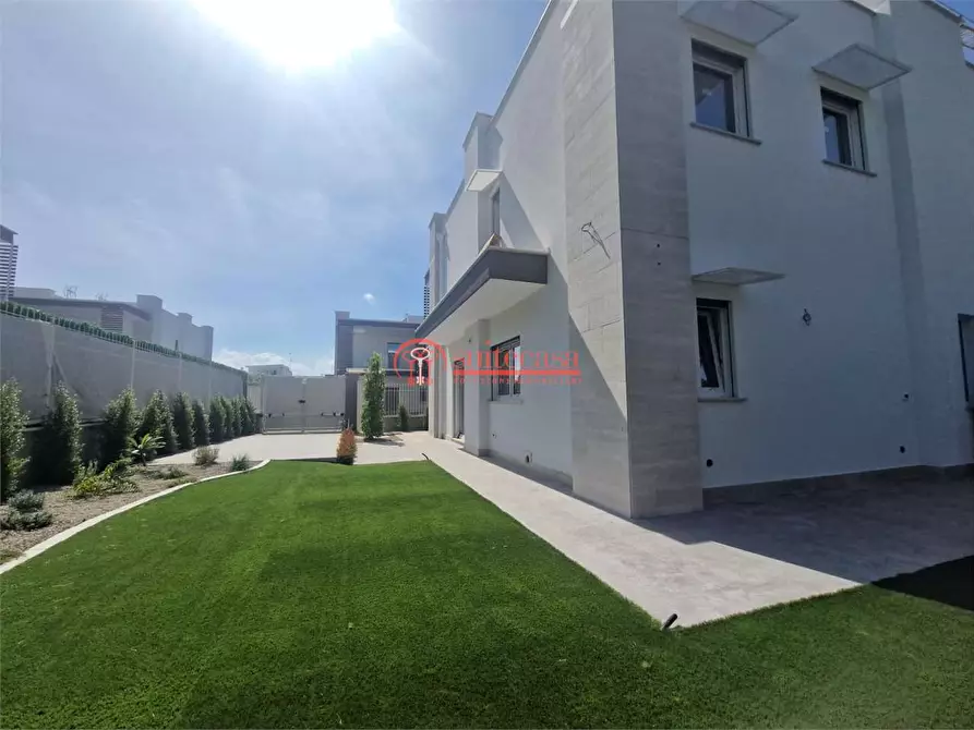 Immagine 11 di Villa in vendita  in via Annibale Maria di Francia a Trani