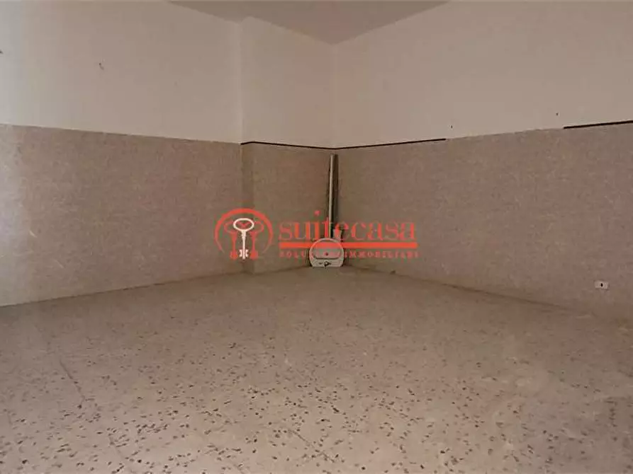 Immagine 9 di Negozio in affitto  in via Gramsci a Trani