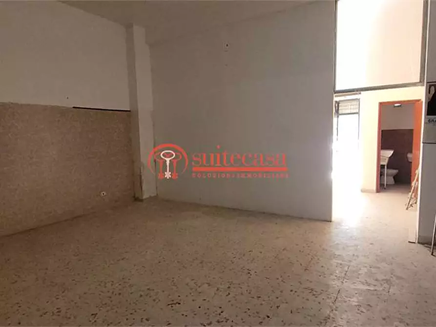 Immagine 10 di Negozio in affitto  in via Gramsci a Trani