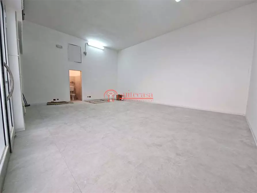 Immagine 7 di Negozio in affitto  a Trani