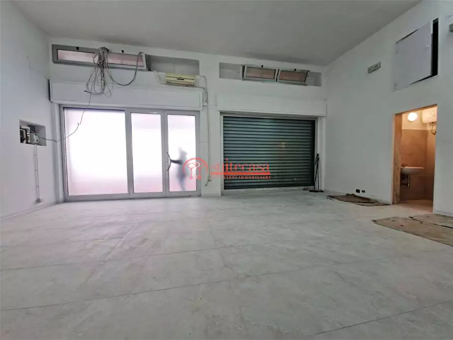 Immagine 10 di Negozio in affitto  a Trani