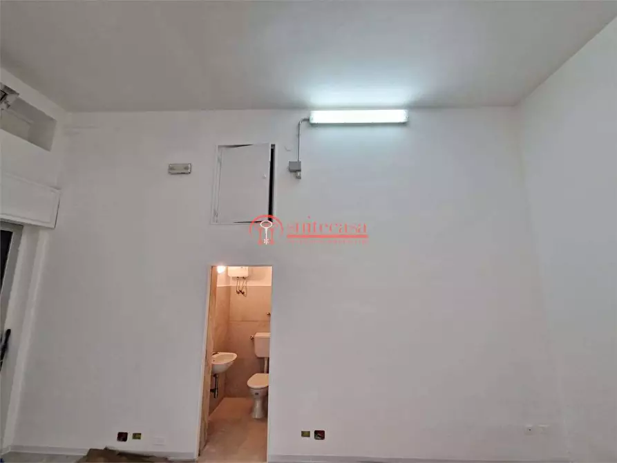 Immagine 13 di Negozio in affitto  a Trani