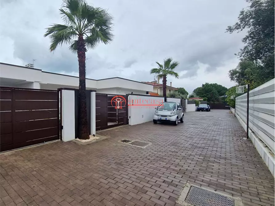 Immagine 2 di Villa in vendita  in via Martiri di Palermo  a Trani