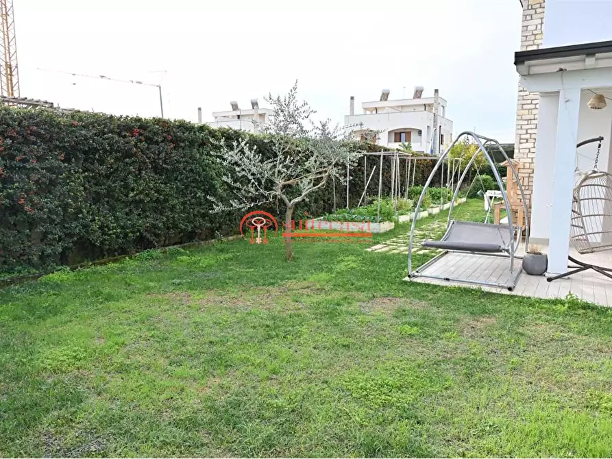 Immagine 8 di Villa in vendita  in via Martiri di Palermo a Trani