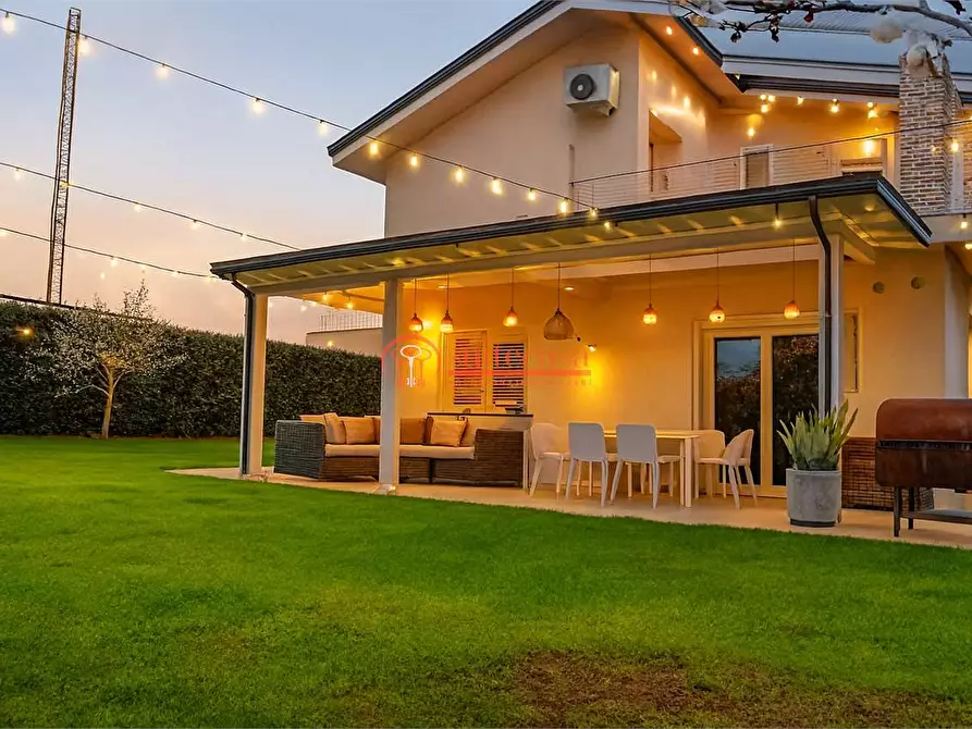 Immagine 1 di Villa in vendita  in via Martiri di Palermo a Trani