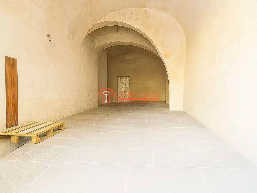 Immagine 1 di Negozio in affitto  in piazza Longobardi a Trani