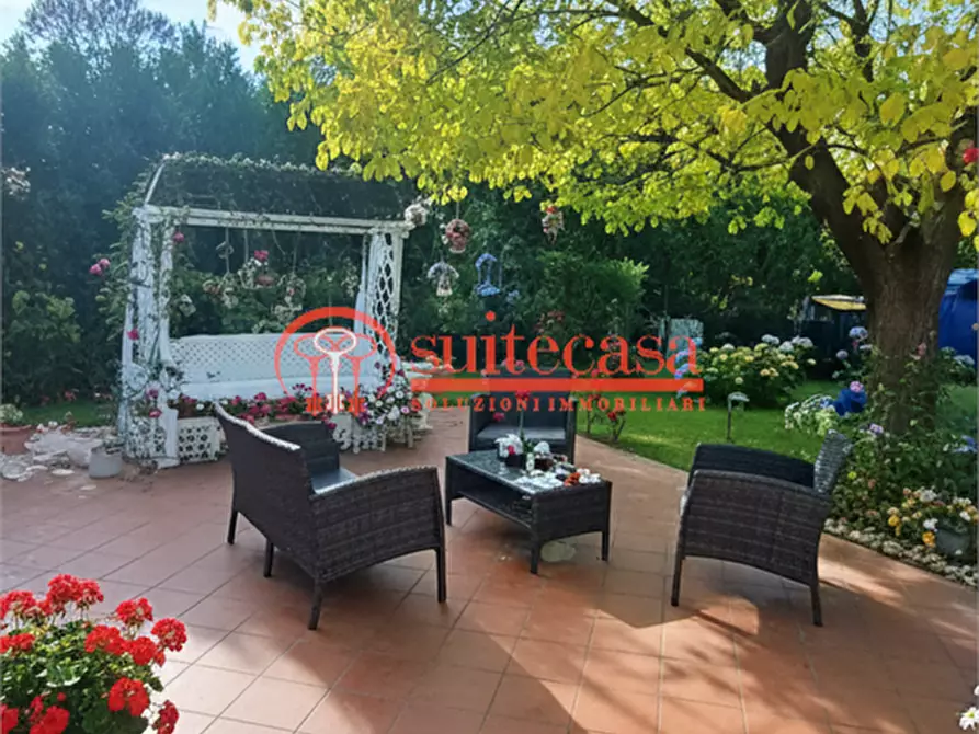 Immagine 1 di Villa in vendita  in Sp 238 a Trani