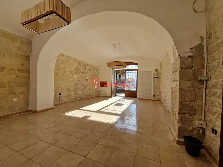 Immagine 2 di Negozio in vendita  in piazza Campo dei Longobardi a Trani