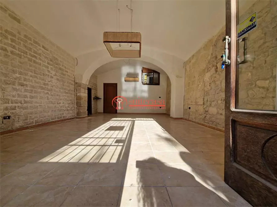 Immagine 1 di Negozio in vendita  in piazza Campo dei Longobardi a Trani