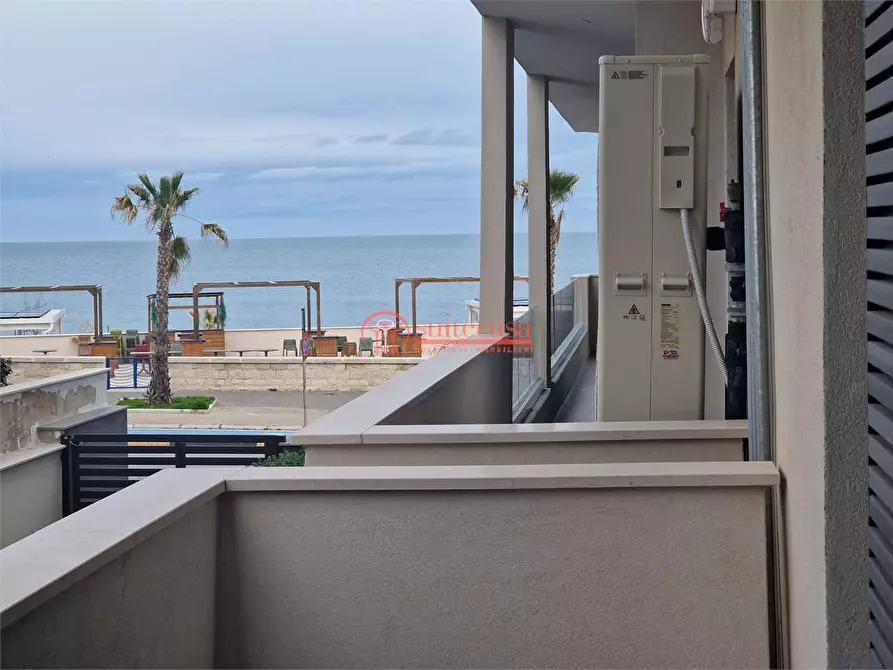 Immagine 1 di Appartamento in vendita  in via Lungomare Cristoforo Colombo a Trani