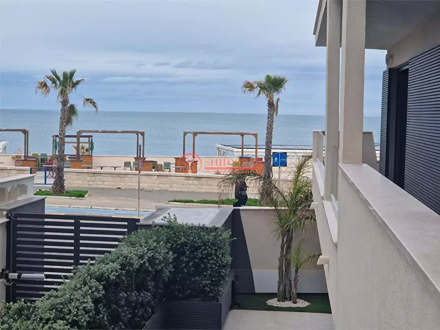 Immagine 5 di Appartamento in vendita  in via Lungomare Cristoforo Colombo a Trani