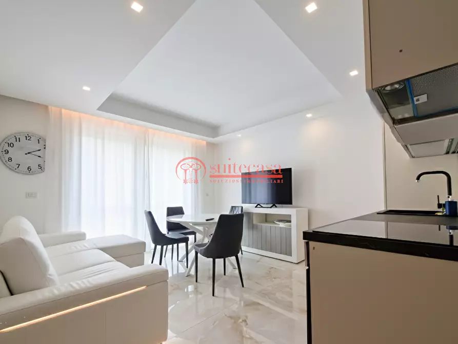 Immagine 2 di Appartamento in vendita  in via Lungomare Cristoforo Colombo a Trani