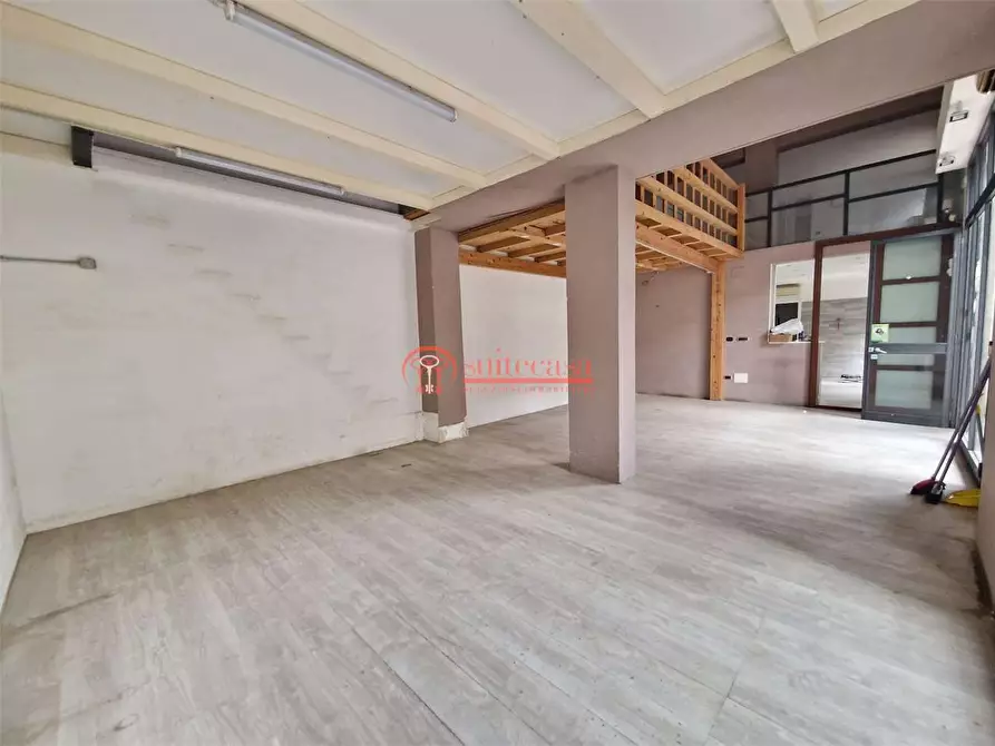 Immagine 4 di Negozio in vendita  in c.so Don Luigi Sturzo  a Trani