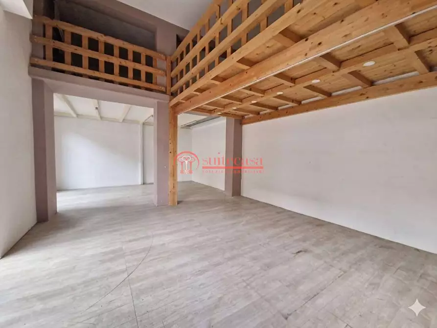 Immagine 1 di Negozio in vendita  in c.so Don Luigi Sturzo  a Trani