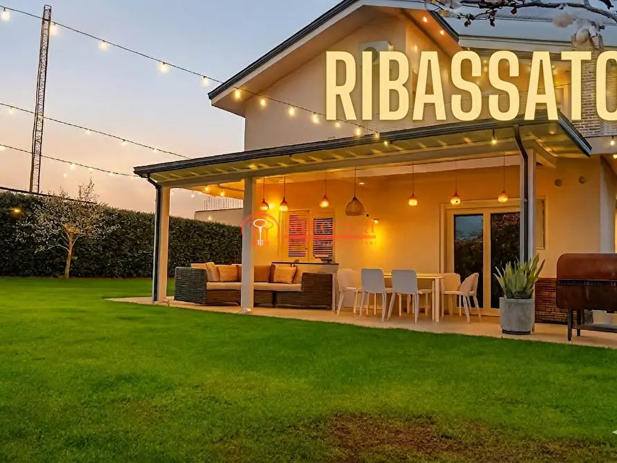 Immagine 1 di Villa in vendita  in via Martiri di Palermo a Trani