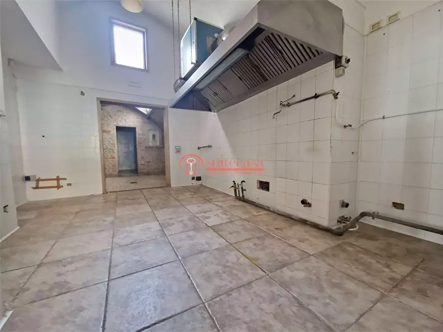 Immagine 9 di Negozio in affitto  in via Maraldo da Trani a Trani