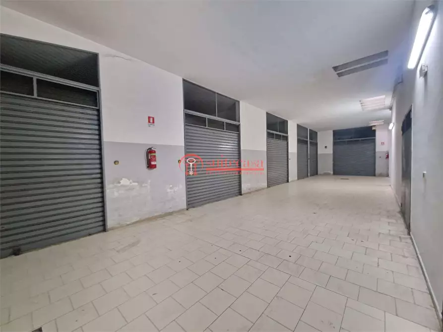 Immagine 3 di Garage in vendita  in via Falcone a Trani