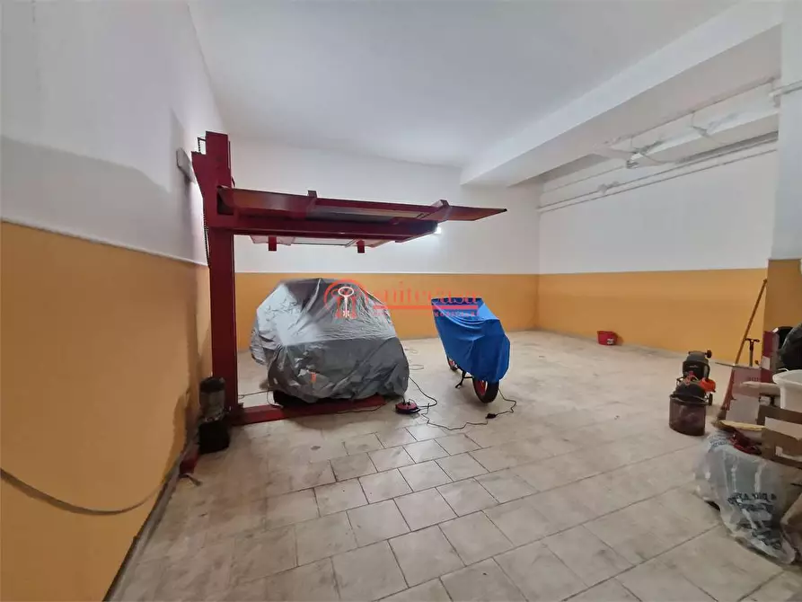 Immagine 4 di Garage in vendita  in via Falcone a Trani