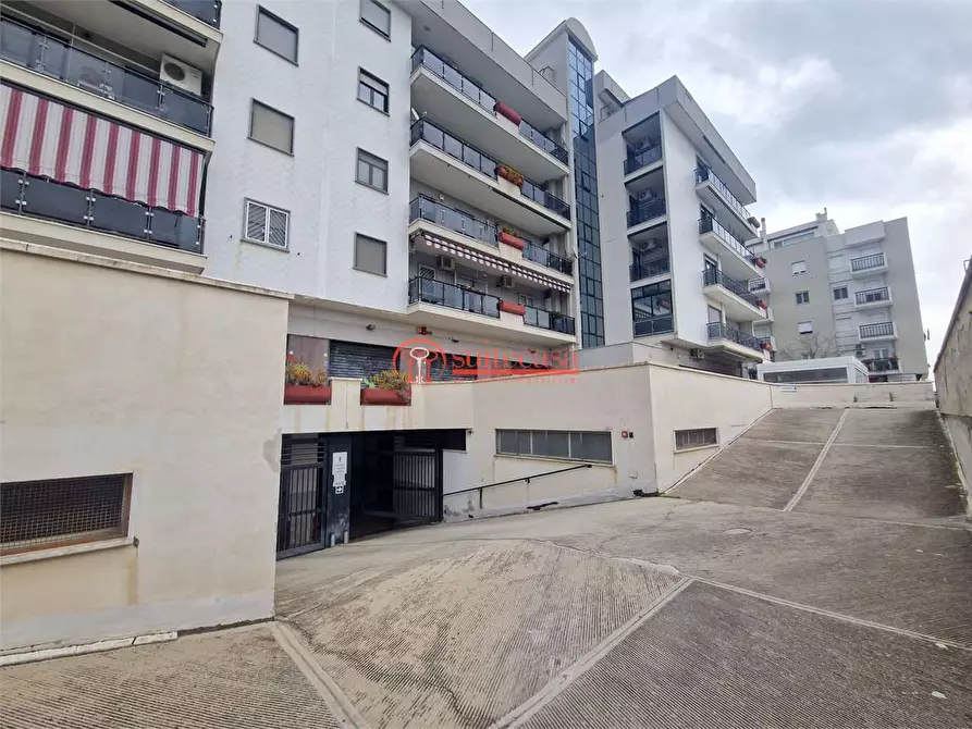 Immagine 1 di Garage in vendita  in via Falcone a Trani