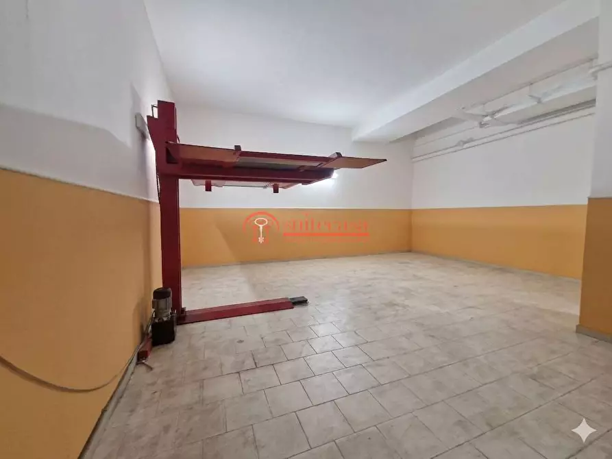 Immagine 1 di Garage in vendita  in via Falcone a Trani
