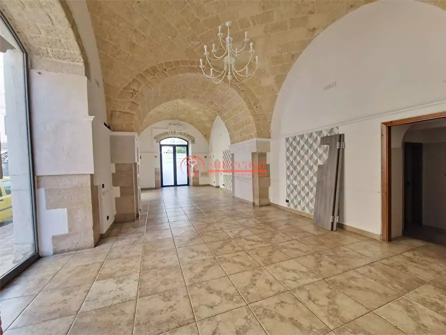 Immagine 1 di Negozio in vendita  in via Maraldo da Trani a Trani
