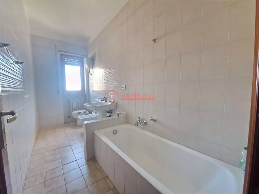 Immagine 10 di Appartamento in vendita  in via Caposele a Trani