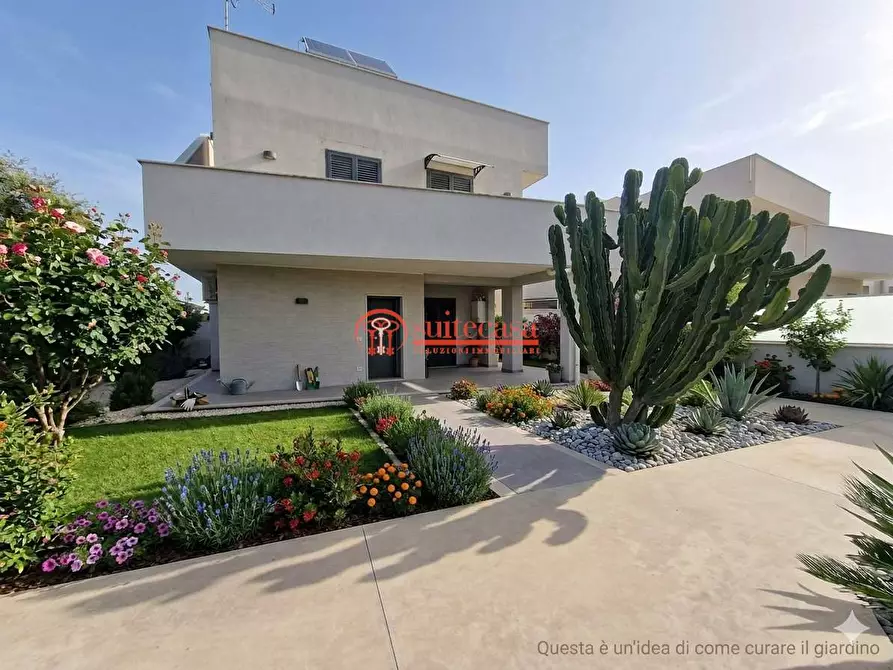 Immagine 1 di Villa in vendita  in via Gusmai a Trani