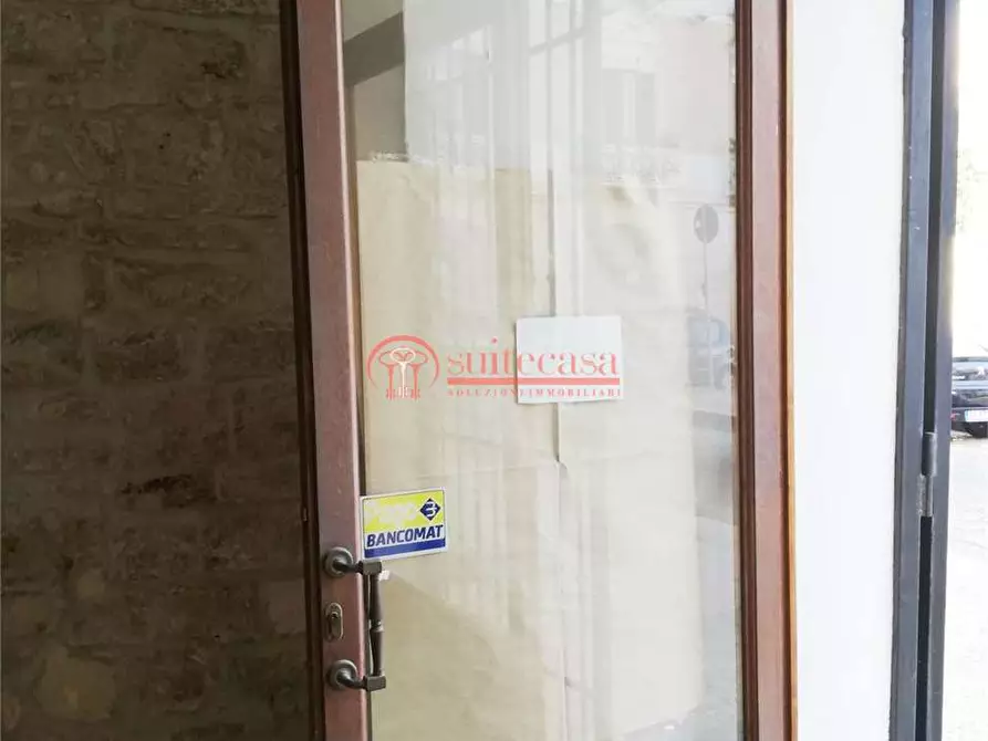Immagine 12 di Negozio in affitto  in piazza Campo dei Longobardi a Trani