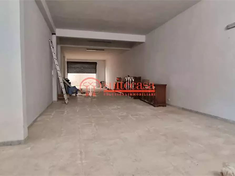 Immagine 8 di Stabile in vendita  a Trani