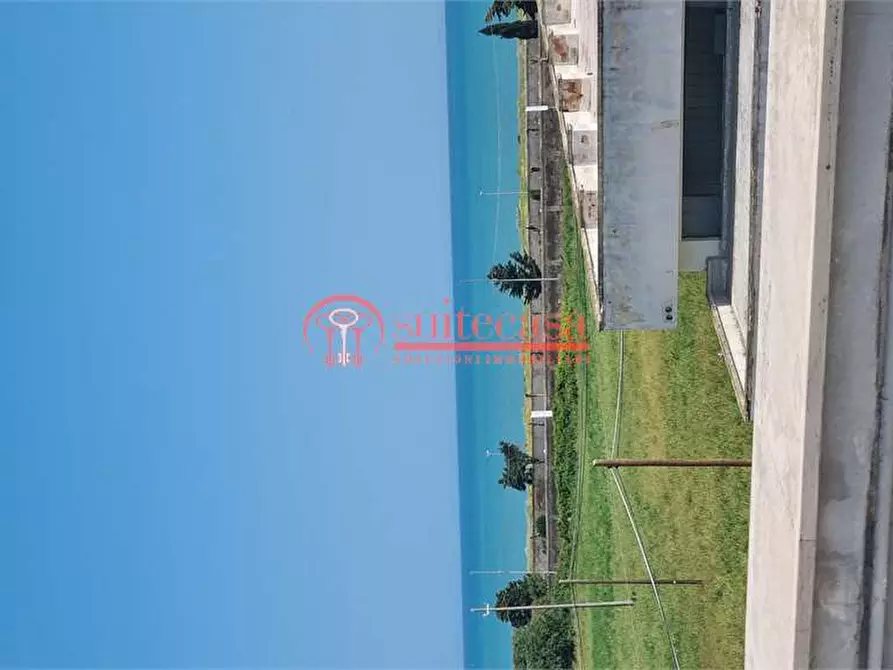 Immagine 13 di Stabile in vendita  a Trani