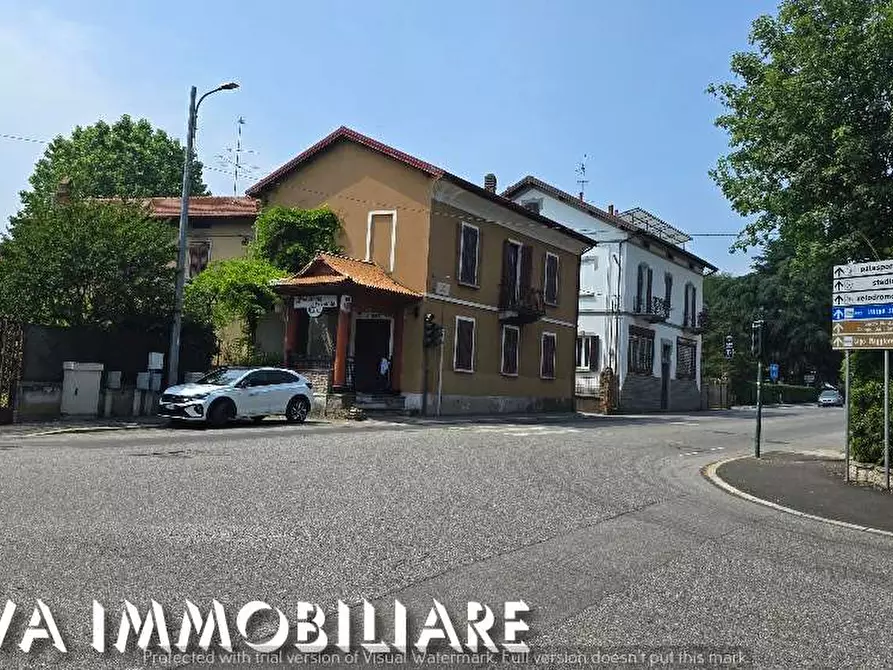 Immagine 1 di Villa in vendita  in V.le aguggiari 65 a Varese