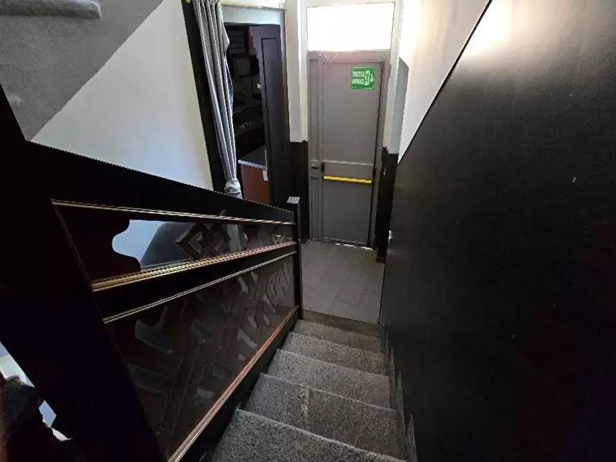 Immagine 10 di Negozio in vendita  a Varese