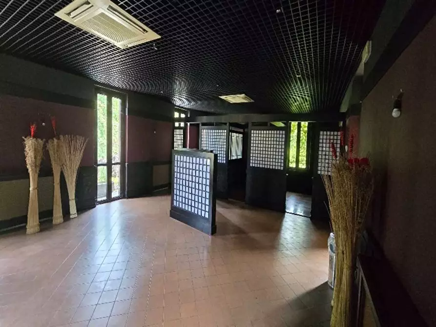 Immagine 11 di Negozio in vendita  a Varese