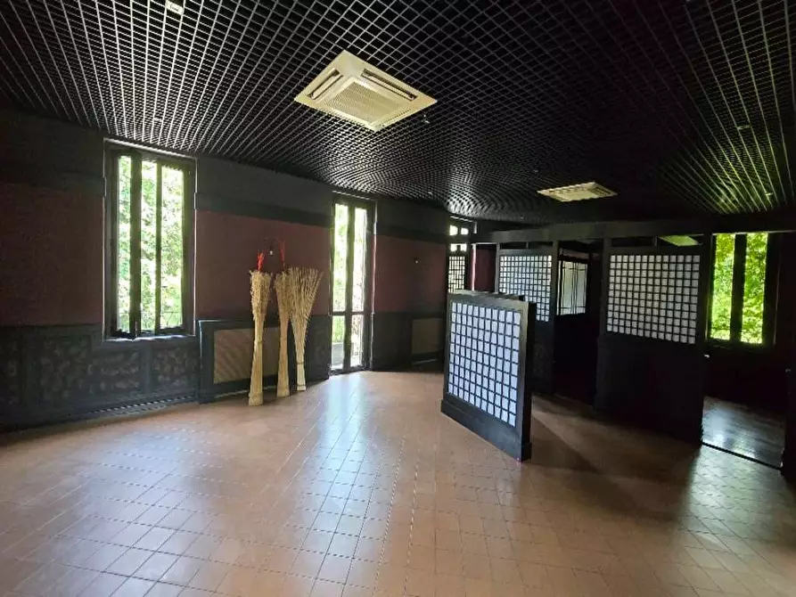 Immagine 12 di Negozio in vendita  a Varese