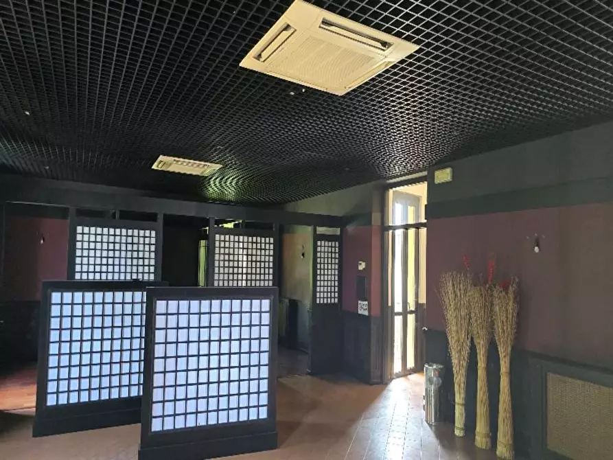 Immagine 18 di Negozio in vendita  a Varese