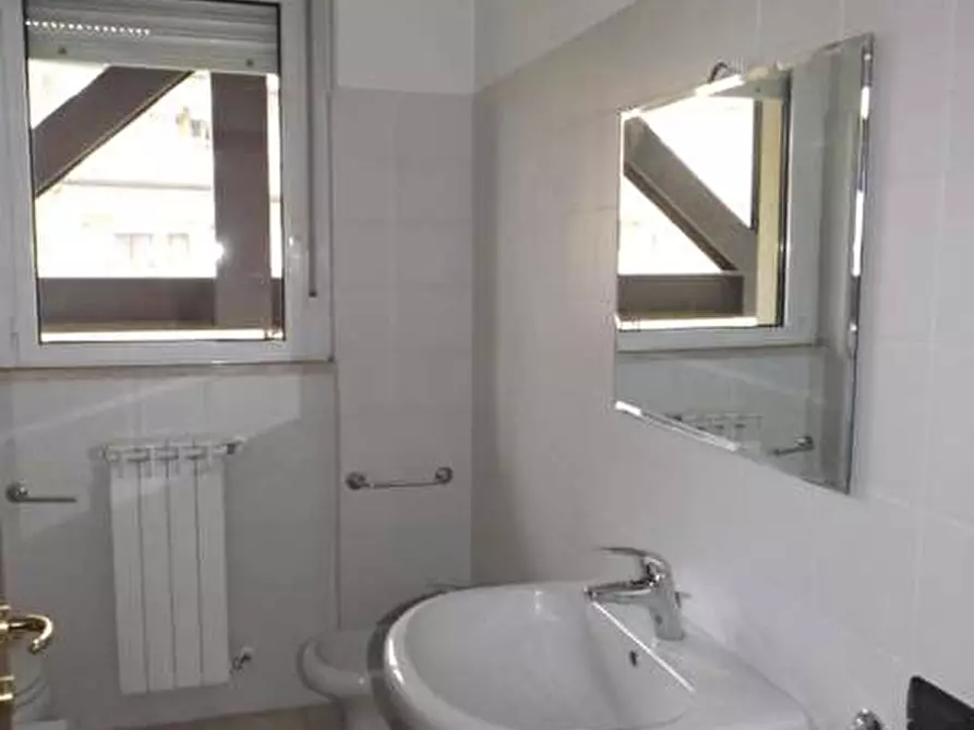 Immagine 9 di Trilocale in affitto  in Viale Sabotino a Legnano