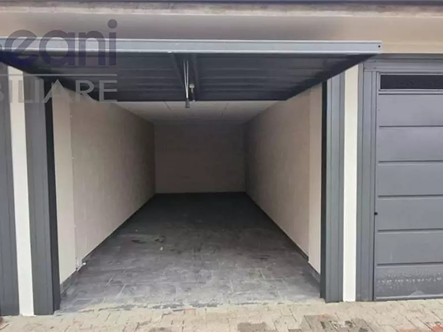 Immagine 1 di Garage in affitto  in VIA RITA DALLA CHIESA a Siziano