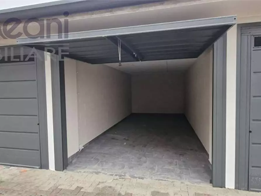 Immagine 2 di Garage in affitto  in VIA RITA DALLA CHIESA a Siziano