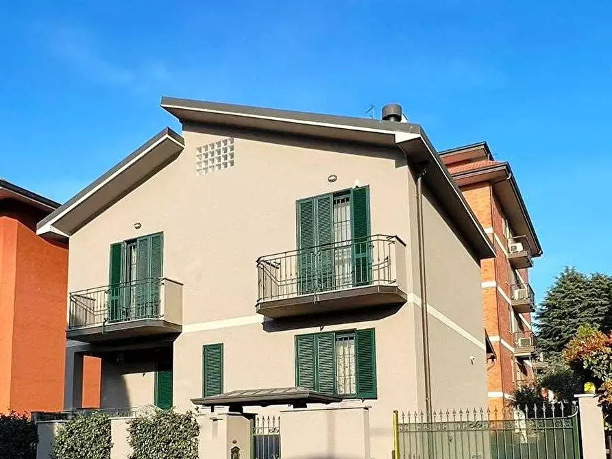 Immagine 1 di Villa in vendita  in Via Ciro Menotti 5 a Opera