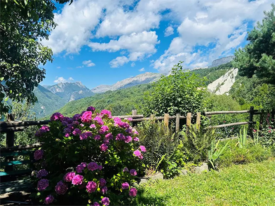 Immagine 1 di Casa indipendente in vendita  in Frazione Pornassino, Loc. Logne a Ormea