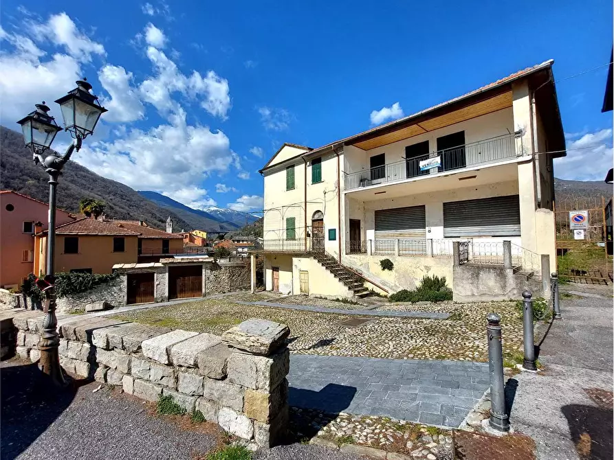 Immagine 1 di Casa indipendente in vendita  in Piazza Borrelli 10-11 a Pieve Di Teco