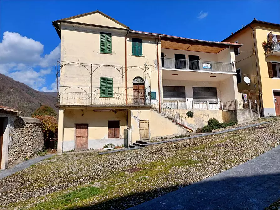 Immagine 2 di Casa indipendente in vendita  in Piazza Borrelli 10-11 a Pieve Di Teco