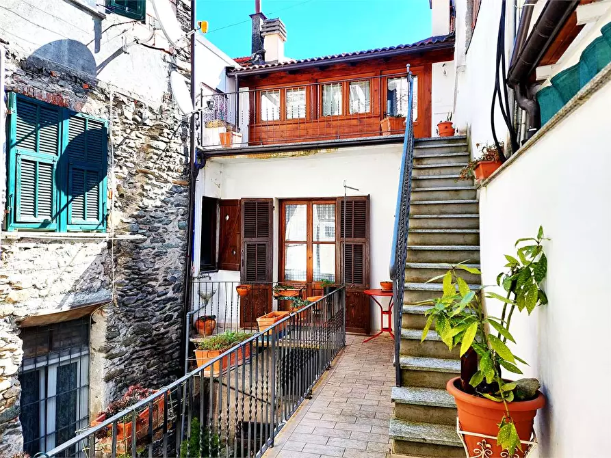 Immagine 1 di Casa indipendente in vendita  in Via Pelazza  38-40 a Ormea