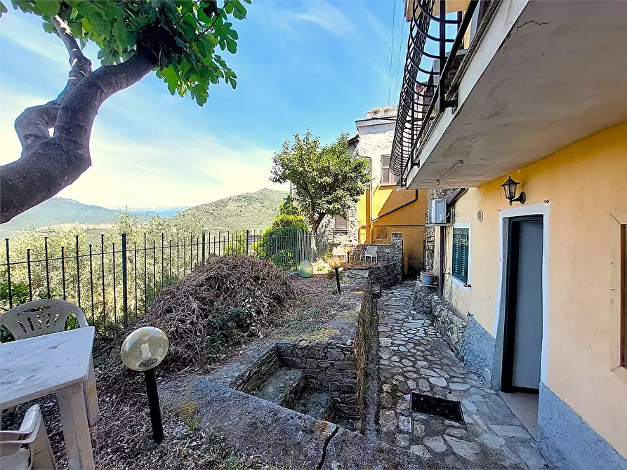 Immagine 10 di Stabile in vendita  in Via Umberto I  11 a Chiusanico